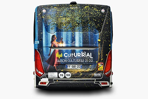 Déclinaison de l'affiche de saison 2021-22 de Cultur(r)al (Sallanches) en arrière de bus