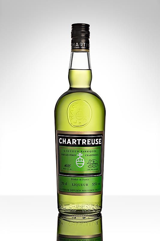 Photographie commerciale (packshot) d'une bouteille de Chartreuse verte