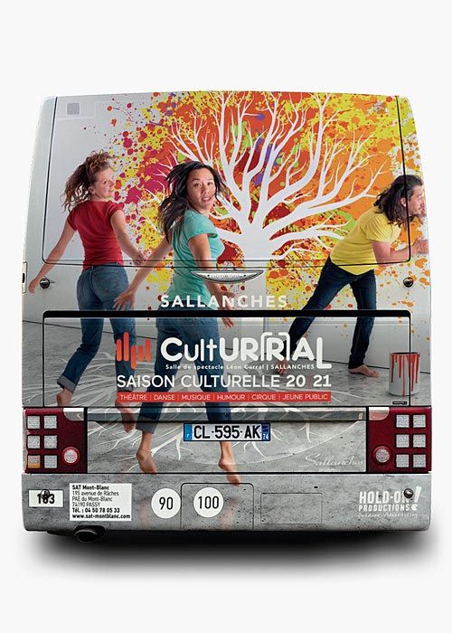 Déclinaison de l'affiche de saison 2020-21 de Cultur(r)al (Sallanches) en arrière de bus